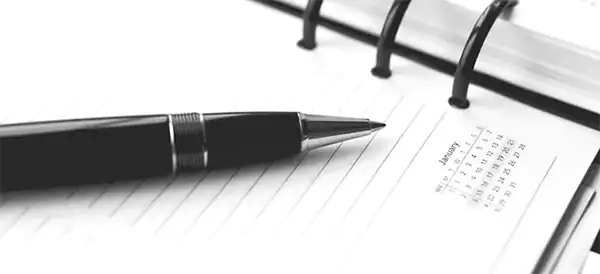 тетрадка и химикал символизиращи всички общи условия на този конопен уебсайт