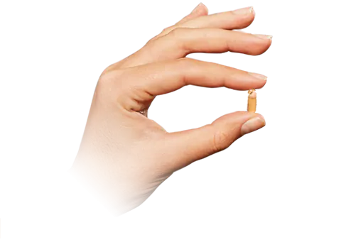 ръка държаща капсулка на софтгел Pure For Life с двойно количество конопен екстракт в нея