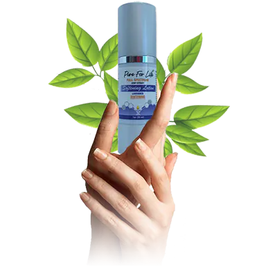 Лосиона от първокласен конопен екстракт повишава вашето здраве! две ръчички държат продукта ни - лосион за цялото тяло с добавка от 1000 мг конопен екстракт - Pure For Life