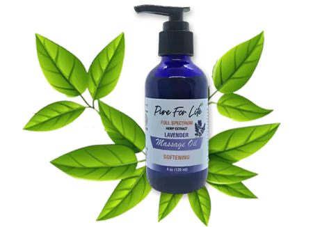 Натурално!  масажно олио с 250 мг конопен екстракт Пюр Фор Лайф представено пред красив набор от листа с конопена маса