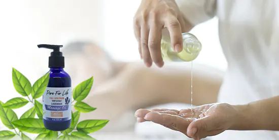 Масажното масло с коноп Успокоява и регенерира!  масажист масажира гърба на жена с масажно масло съдържащо екстракти от коноп лекуващо болките