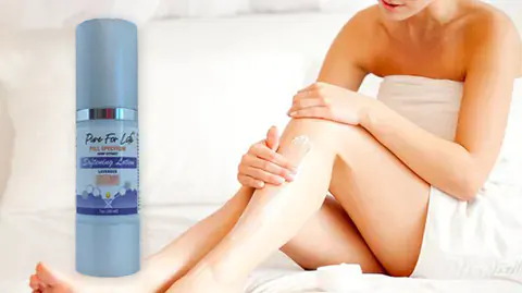 Конопеновия лосион за тяло омекотява и подхранва кожата! жена, поставяща коноп лосиона за тяло от коноп върху нежния си крак