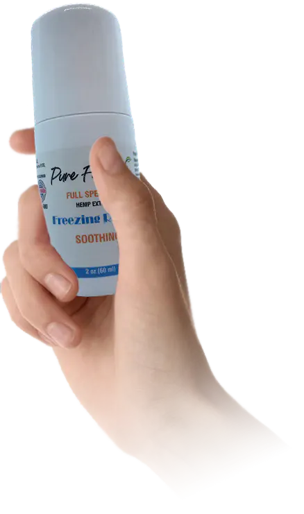 Компактен и удобрен конопен рол он за всяка ситуация. ръка държаща рол она с коноп крем за обезболяване - Pure For Life