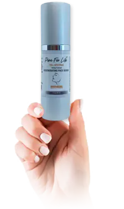 Най-добрия лицев серум с коноп за регенерация! продукта крем за бръчки и регенериране на лице с коноп държан от женска ръка