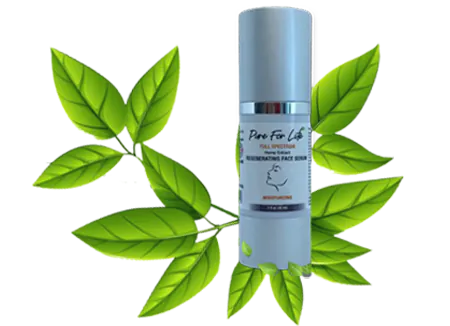 Крем за лице с високо качество! банер на продукта конопен серум за лице сложен над листенца коноп отгоре.